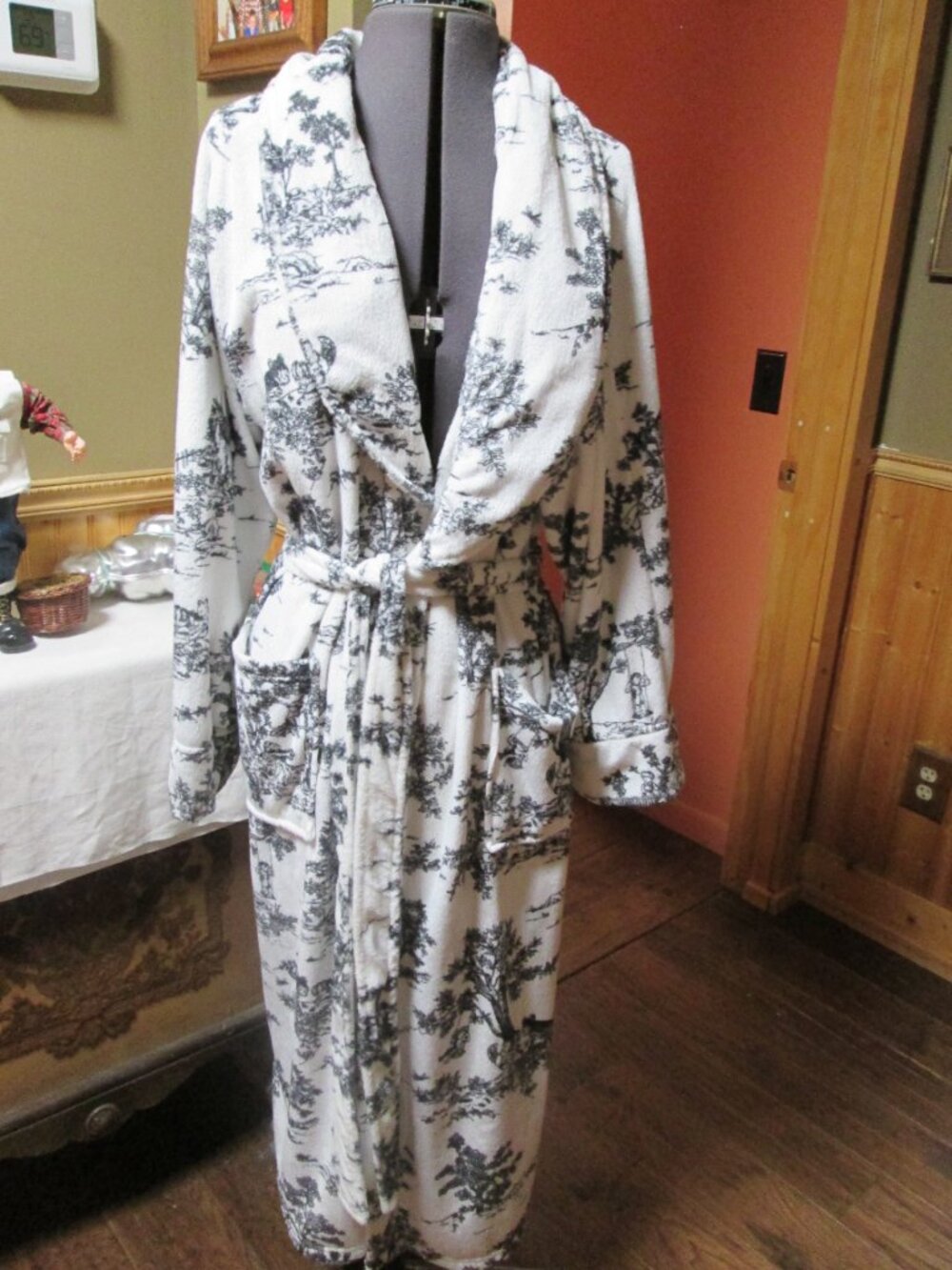 THRO LIFESTYLE PLUSH GRAPHIC TREES AND PEOPLE ROBE BLACK WHITE ATTACHED BELT